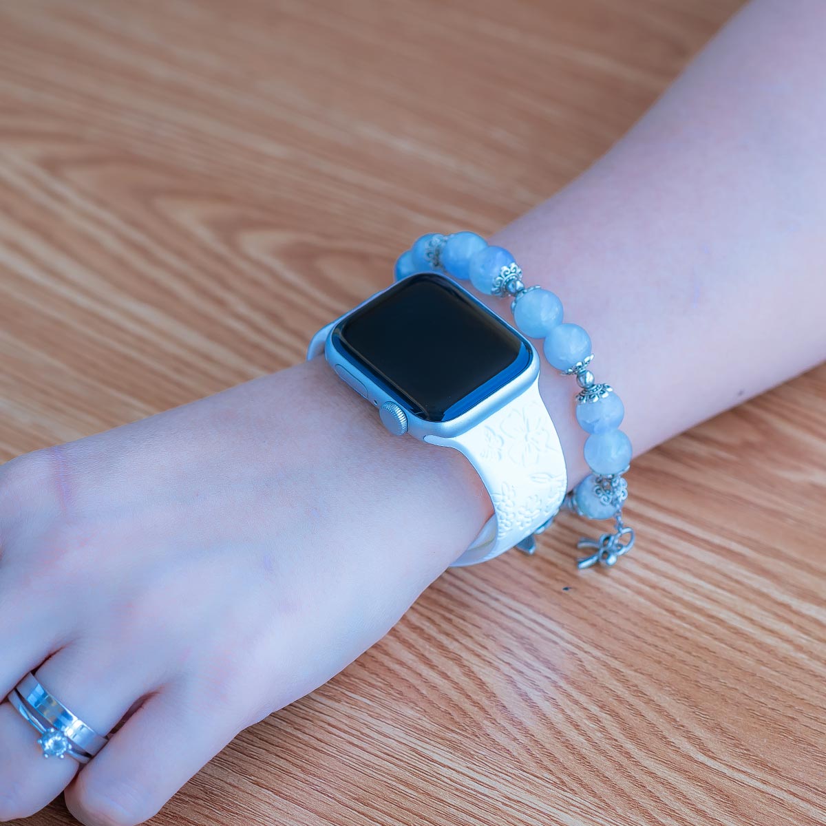 Levo Silikon-Schleifen Armband mit Blumengravur