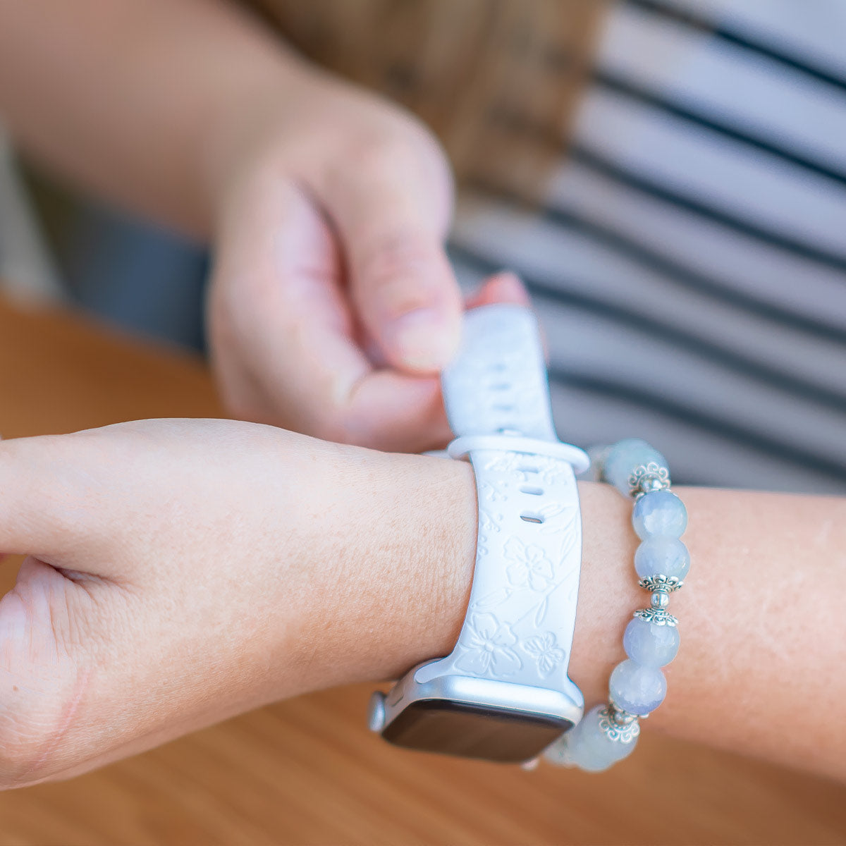 Levo Silikon-Schleifen Armband mit Blumengravur