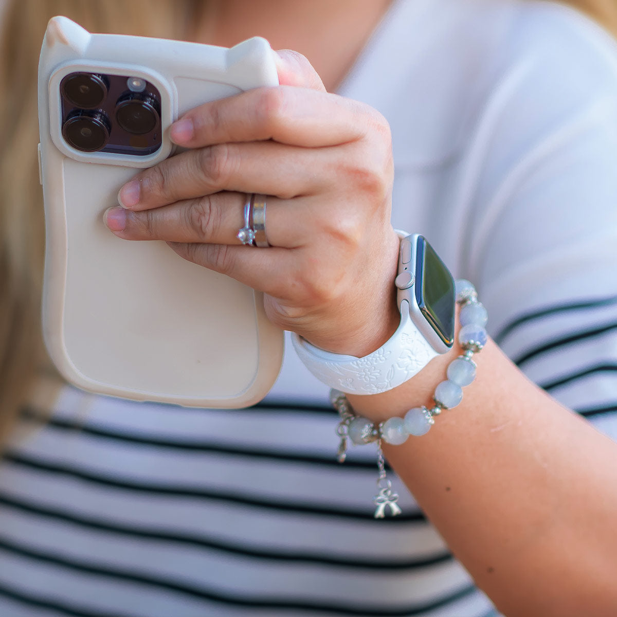 Levo Silikon-Schleifen Armband mit Blumengravur