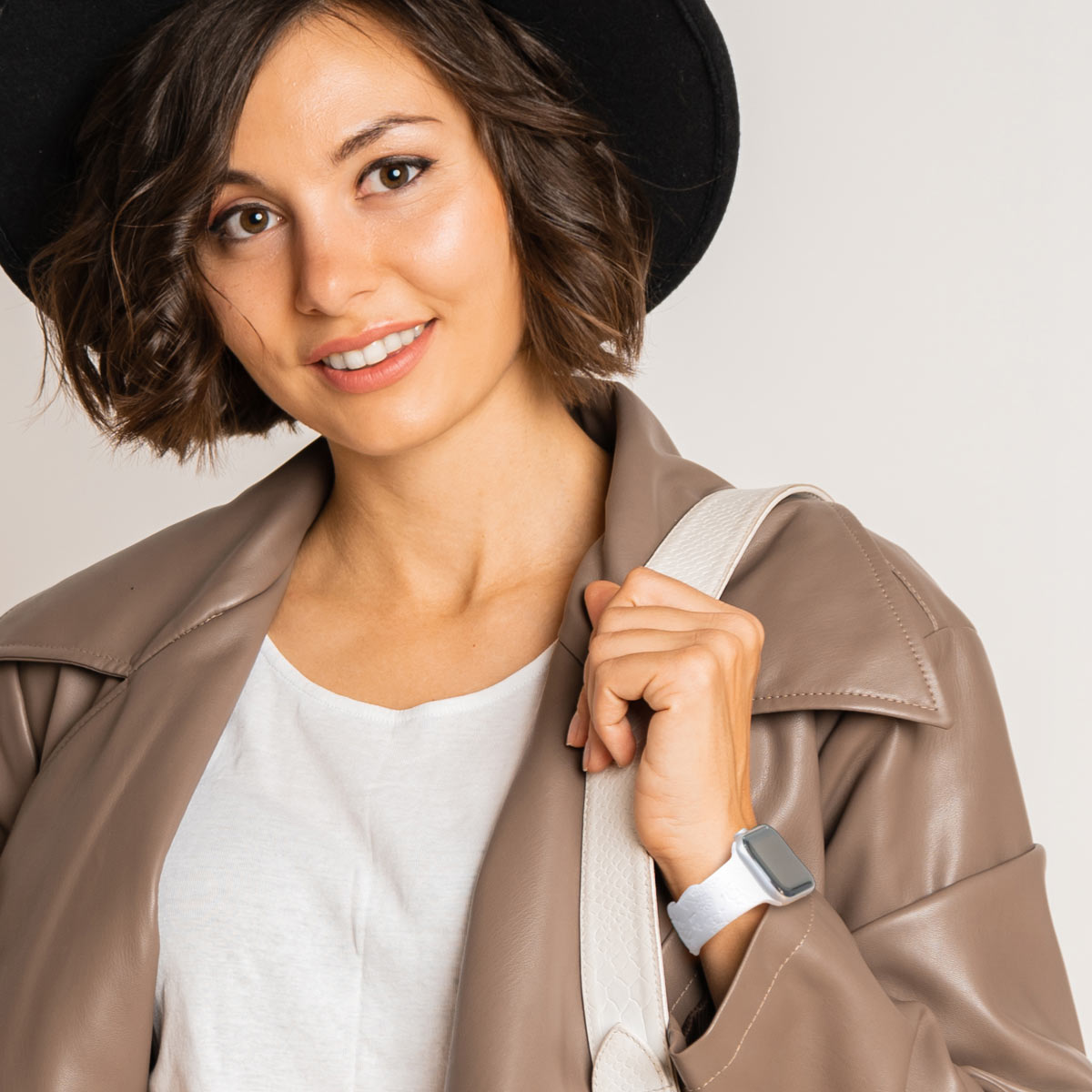 Levo Silikon-Schleifen Armband mit Blumengravur