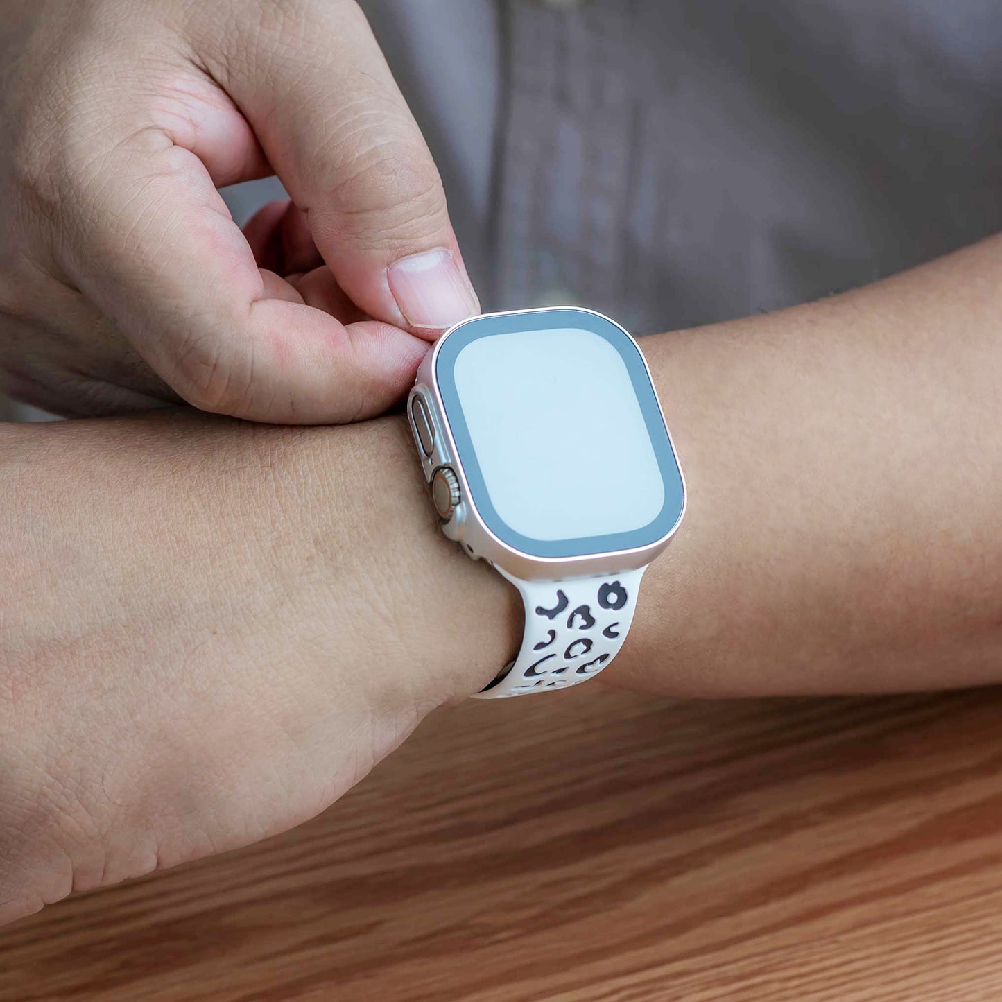 Aureus Gravur Leopard Silikon Armband mit Glasgehäuse